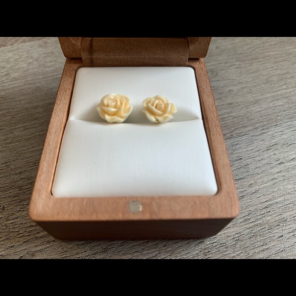 BOGO Pretty Cream Flower Earrings - Picture 3 of 4